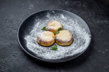 Süzme peynirden peynirli kekler