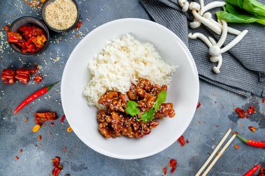 Karamel soslu kızarmış tavuk ve pilav.