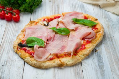 Parma jambonlu ve mantarlı Pinsa, Roma pizzası..