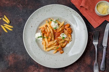 Domates soslu karidesli makarna.