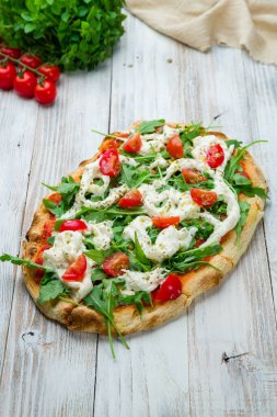 Domatesli Pinsa, aragula ve stracciatella. Roma pizzası.