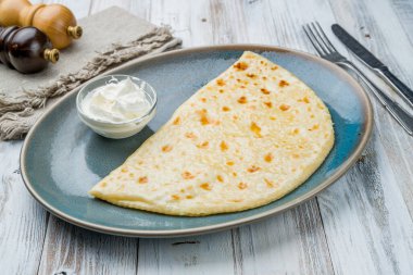 Kutub beyaz ahşap masada.