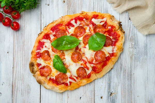Pizza Salame Piccante Pasta Romana Pinsa Lavagna Bianca — Foto Stock