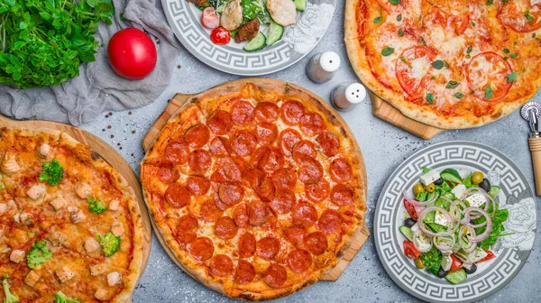 Pizza Pepperoni Con Otras Dos Pizzas Italianas Sobre Una Mesa — Foto de Stock