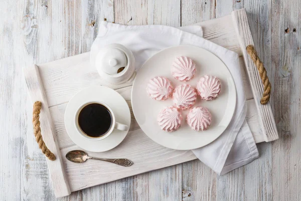 Café Marshmallows Rosa Uma Bandeja Madeira Leve Vista Superior — Fotografia de Stock
