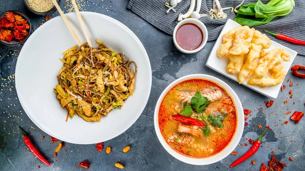 Tom Yam Σούπα Κοτόπουλο Wok Noodles Και Γαρίδες Tempura Top — Φωτογραφία Αρχείου