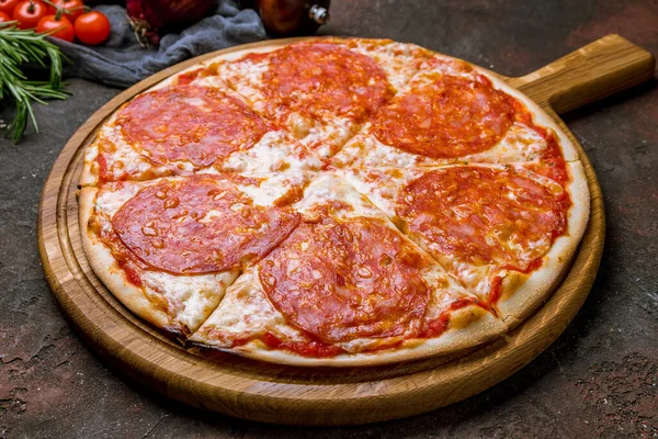 Chorizo Pizza Placa Fundo Rústico Concreto Escuro — Fotografia de Stock