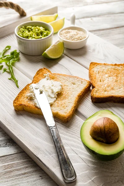 Rostat Bröd Med Avokado Färskost Lime Och Ruccola Guacamole Vit — Stockfoto