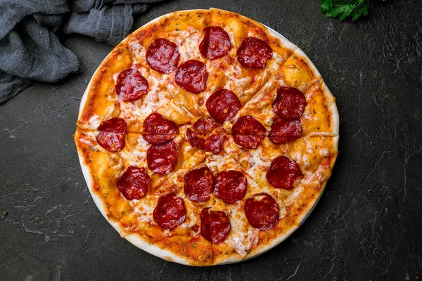 Pepperoni Pizza Bord Zwarte Betonnen Tafel — Stockfoto