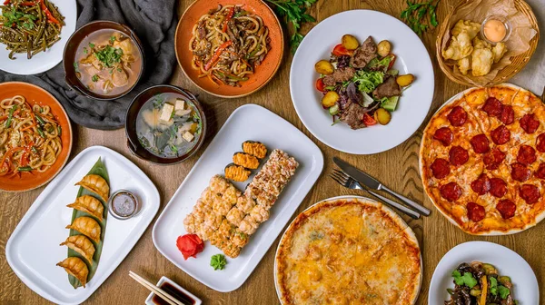Masanın üstüne çeşitli yiyecekler koyduk. Erişte, miso çorbası, gedza, japan dürümü, suşi, pizza pepperoni, pizza quatro formaggi.