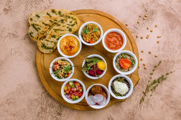 Israelisches Frühstück Auf Dem Brett Auf Rustikalem Tisch — Stockfoto