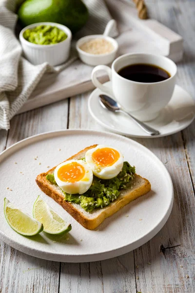 Torrada Com Guacamole Ovo Cozido Torrada Abacate Com Xícara Café — Fotografia de Stock