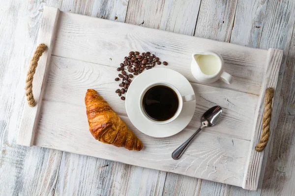 Uma Xícara Branca Café Com Croissant Uma Bandeja Madeira Clara — Fotografia de Stock