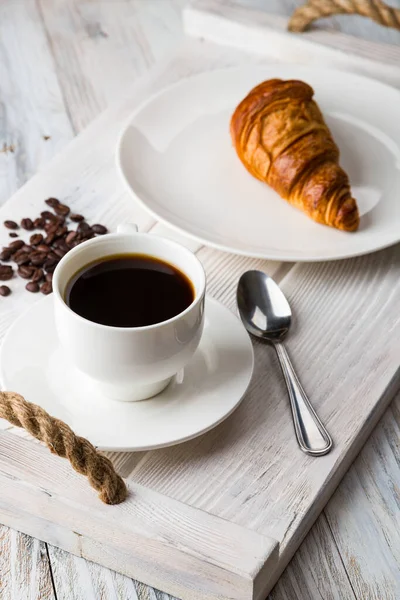 Uma Xícara Branca Café Com Croissant Uma Bandeja Madeira Clara — Fotografia de Stock