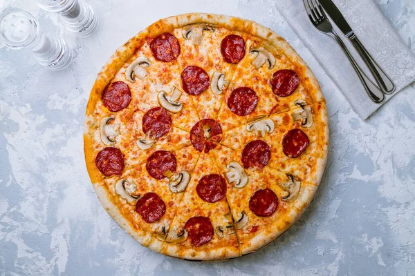 Pizza Pepperoni Com Cogumelos Chapa — Fotografia de Stock