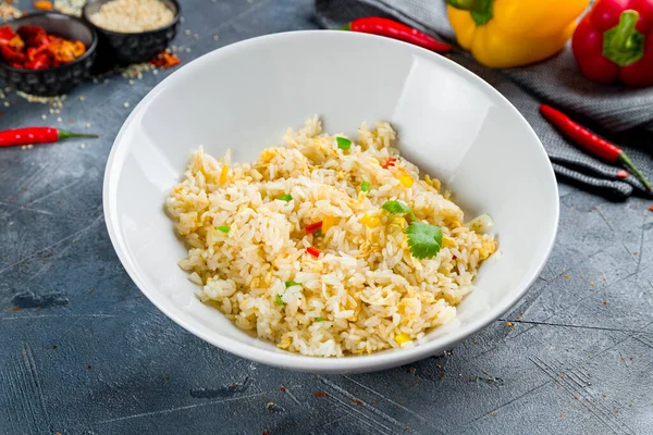 Arroz Con Verduras Sobre Mesa Gris — Foto de Stock