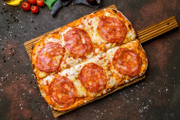 Pizza Pepperoni Pinsa Massa Romana — Fotografia de Stock