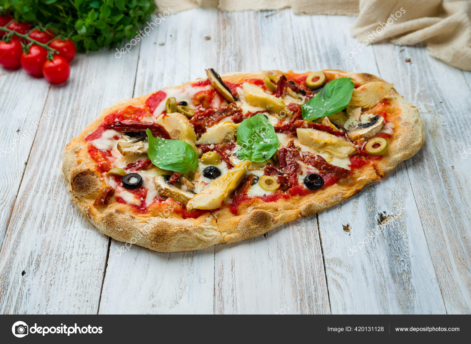 Roma Hamurunda Enginarlı Güneşte Kurutulmuş Domatesli Roma Pizzası