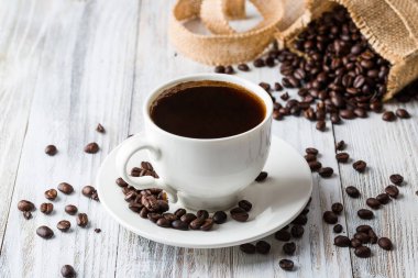 Hafif ahşap arka planda beyaz kahve fincanı