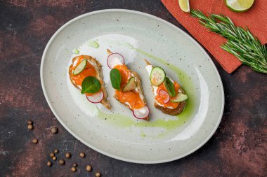 Somon ve peynire batırılmış