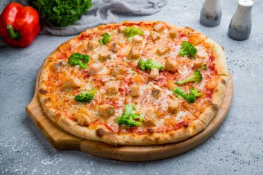 Somonlu pizza ve güzel gri masada brokoli.