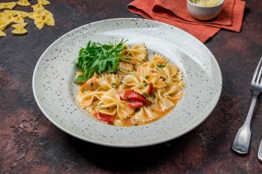 Somon balığını yakından gören Farfalle.