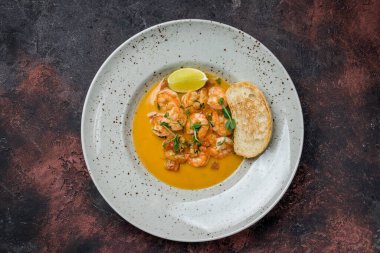 Izgarada kaplan karidesleri