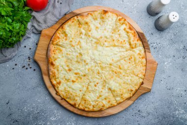 Güzel gri masada peynirli khachapuri