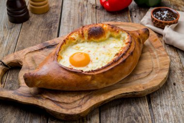 Ajara Khachapuri Gürcistan mutfağı eski ahşap masanın üzerinde.