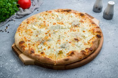 Pizza Quattro formaggi güzel gri masada.