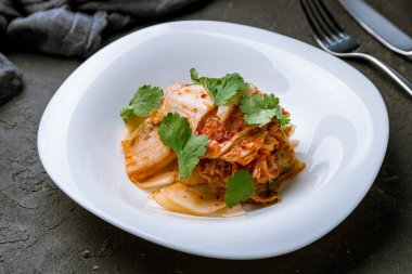 Siyah beton masada lahana salatası.