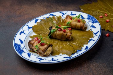 Fındıkla doldurulmuş patlıcan ruloları