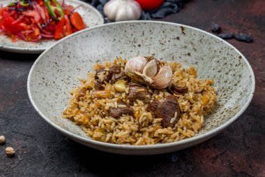 sığır eti yakın görünümü ile pilav