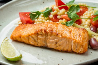 Izgarada somon bifteği