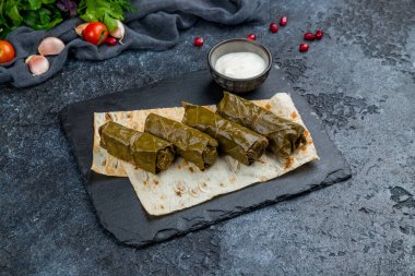 Siyah taş masada Dolma Gürcistan mutfağı