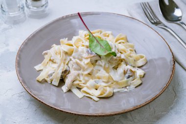 tavuklu ve mantarlı fettucine