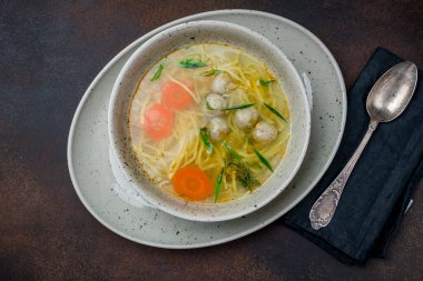 Tabakta tavuk çorbası.