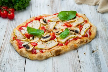 Tavuk, mantar, fesleğen ve Roma pizzalı Pinsa..