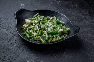 Soslu kızarmış yeşil fasulye.