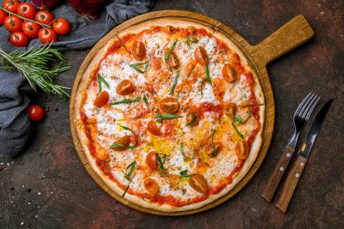 İtalyan pizzası Margherita tahtada