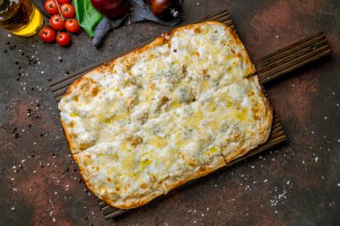 Pizza Quattro formaggi koyu beton arka planda Roma hamuru