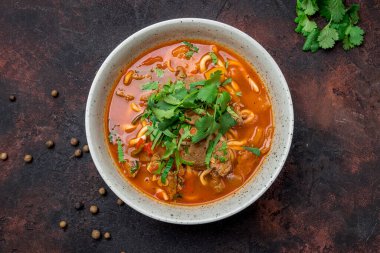 Lagman Asya çorbası yakın plan görüntüsü