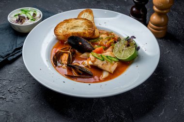 Deniz ürünleri güveci kasesi yakın çekim görüntüsü