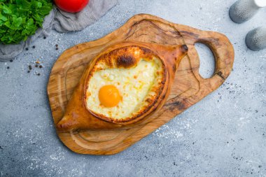 Ajara Khachapuri Gürcistan mutfağı güzel gri masada.