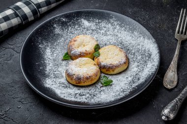 Süzme peynirden peynirli kekler