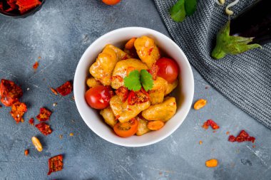 Tatlı ekşi soslu kızarmış patlıcan.