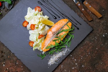 Izgarada somon bifteği