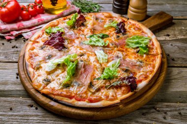 Tahtada Parma jambonlu pizza.