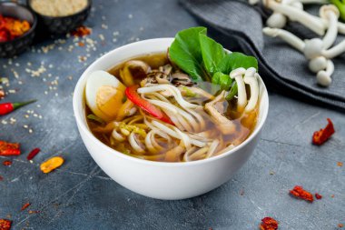 Tabakta Ramen çorbası