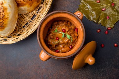 Kavanozda fasulye lobisi